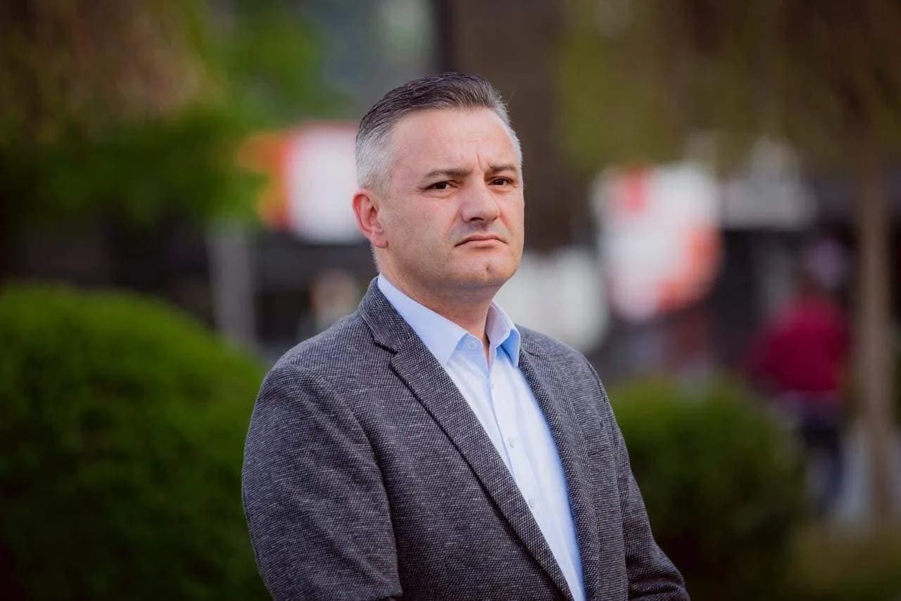 Reagon Bekim Jashari – Hedh dritë mbi origjinën e fotografive të Adem Jasharit dhe familjarëve të tij