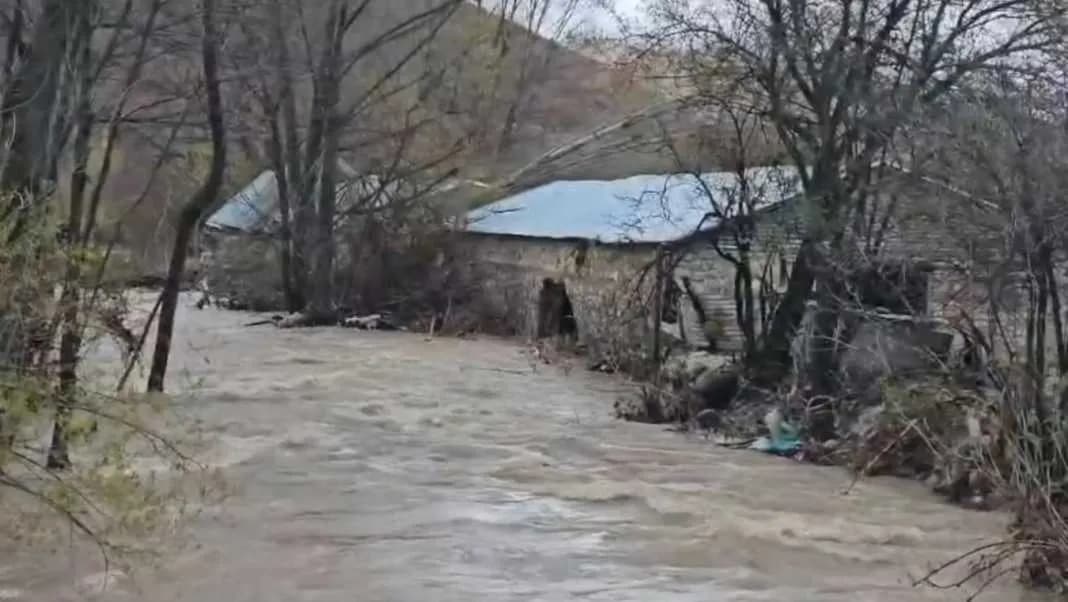 Reshjet izolojnë dy fshatra në Shqipëri, dhjetëra banorë mbesin të bllokuar