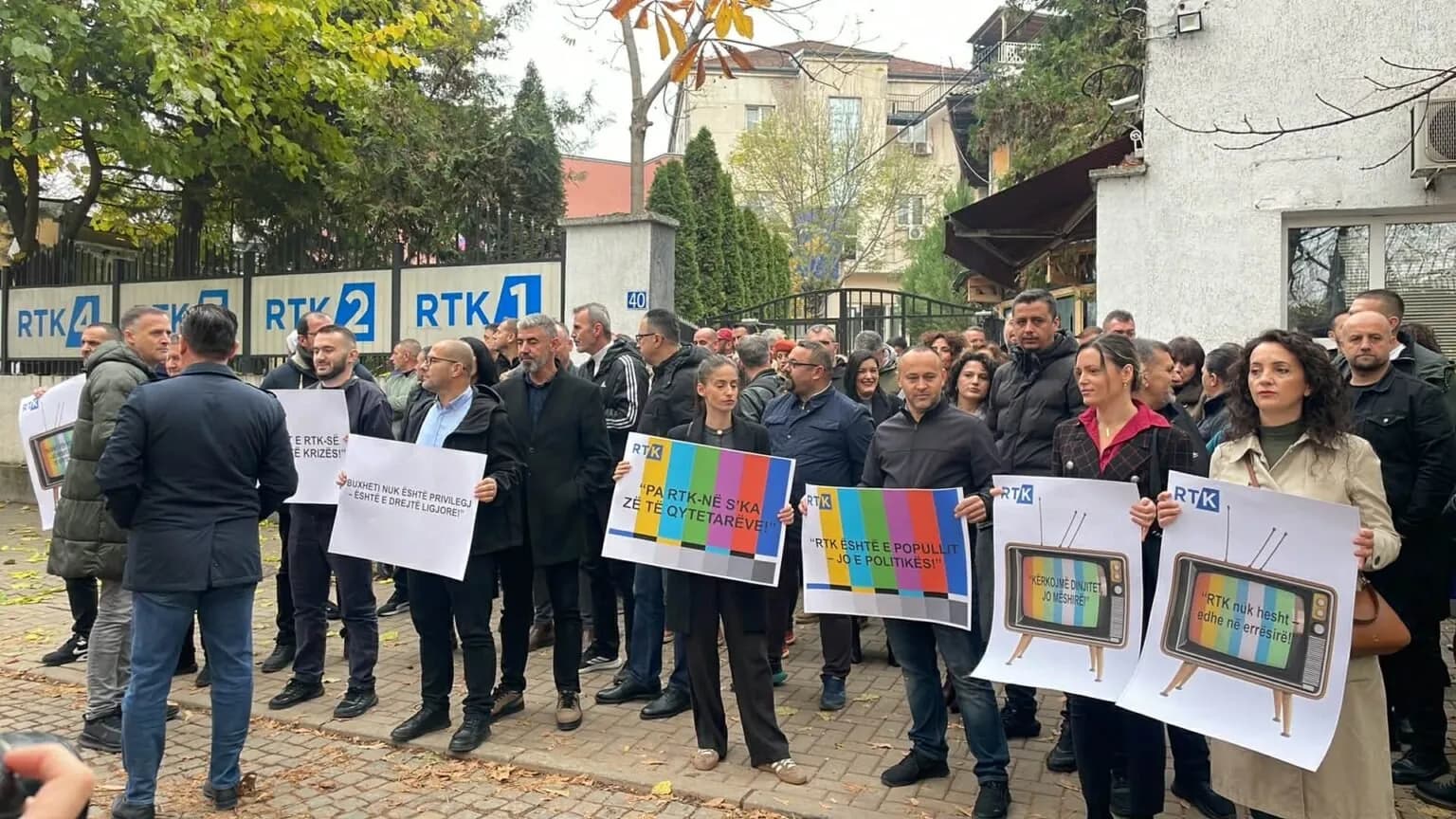 “RTK është e popullit, jo e politikës” – Punëtorët e RTK-së protestojnë për mungesën e pagave