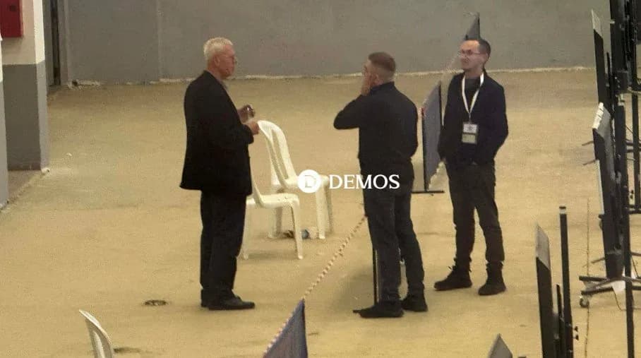Sami Kurteshi ‘zbarkon’ te Qendra e Numërimit në Mitrovicë, aty ku pritet të rifilloj procesi i numërimit