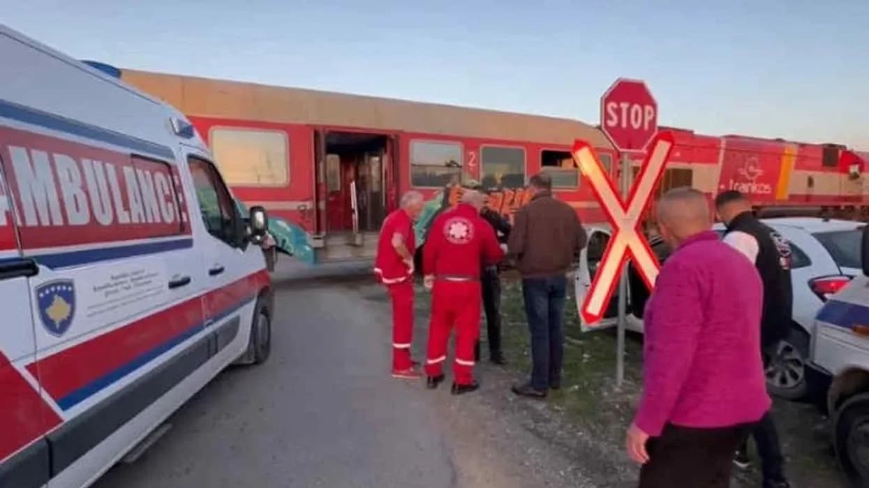 Shoferi i veturës që u përplas me trenin dje në Prishtinë, u dërgua në QKUK – Policia jep detaje