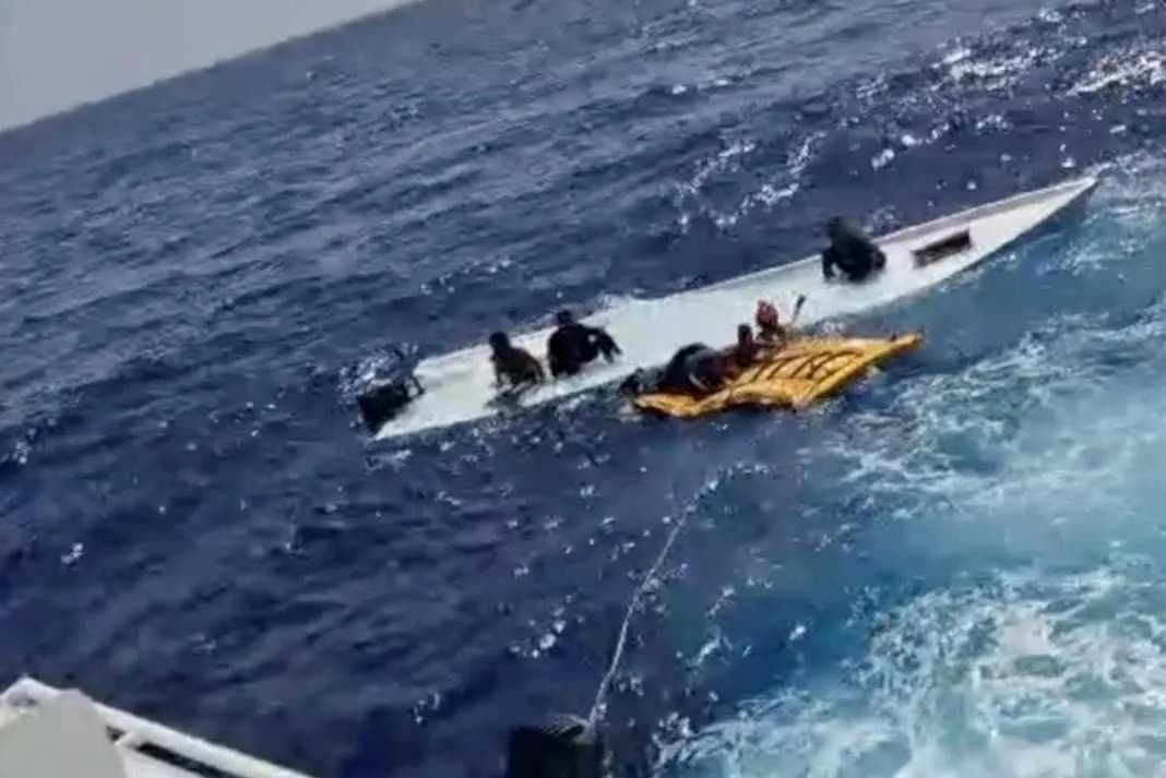 Të paktën 42 emigrantë të zhdukur pasi një anije u përmbyt në brigjet e Libisë