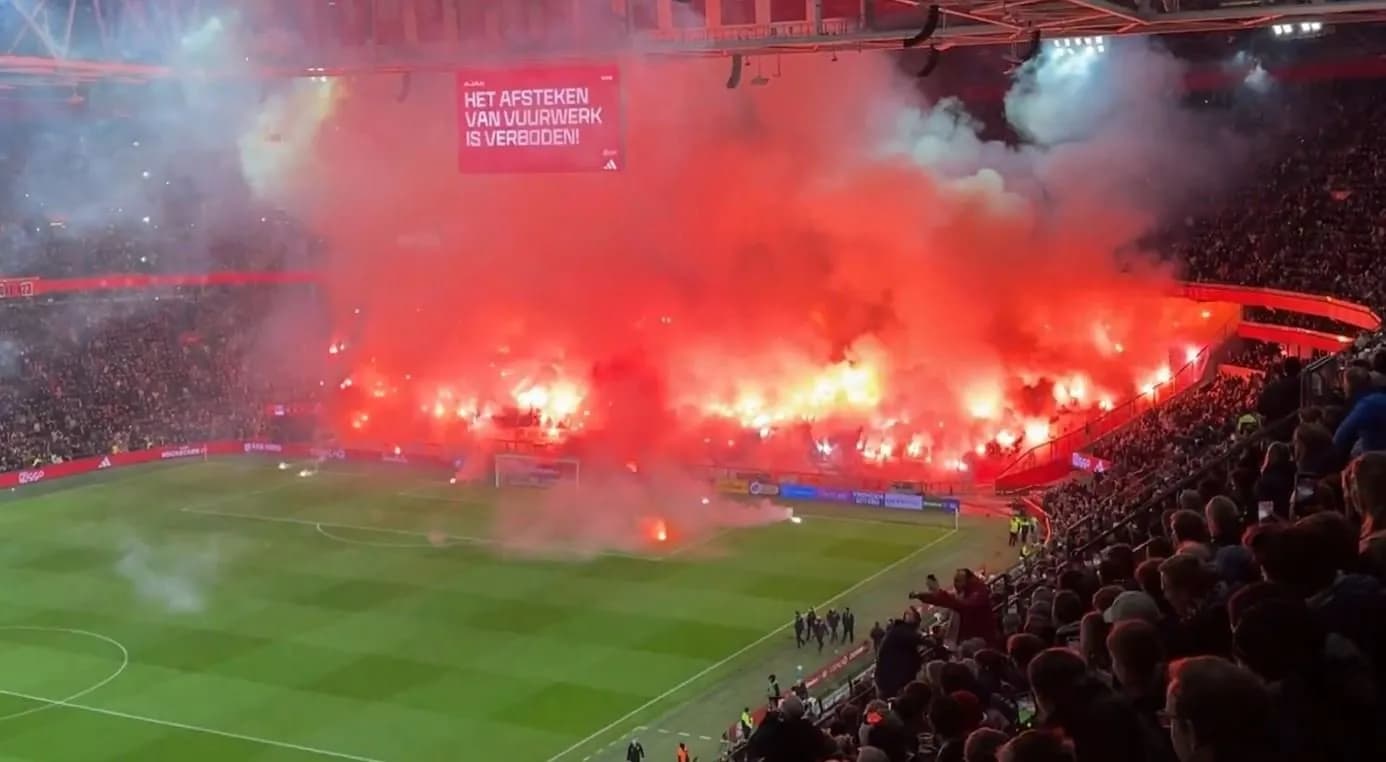 Tifozët e Ajaxit s’po lejojnë që ndeshja të zhvillohet, hedhin fishekzjarre në fushë