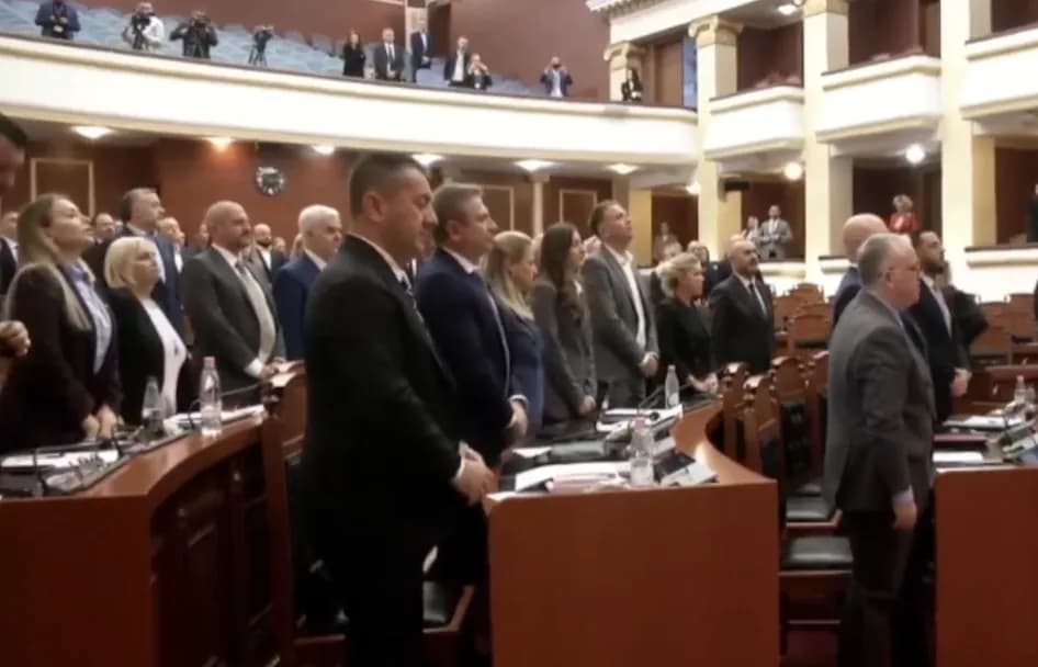 Vdekja e liderit historik socialist Fatos Nano, pozitë e opozitë mbajnë një minutë heshtje në Kuvendin shqiptar