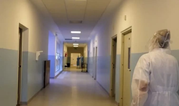 Vdes foshnja njëvjeçare – Spitali i Pejës del me detaje: Kishte të vjellura e çrregullime të vetëdijes