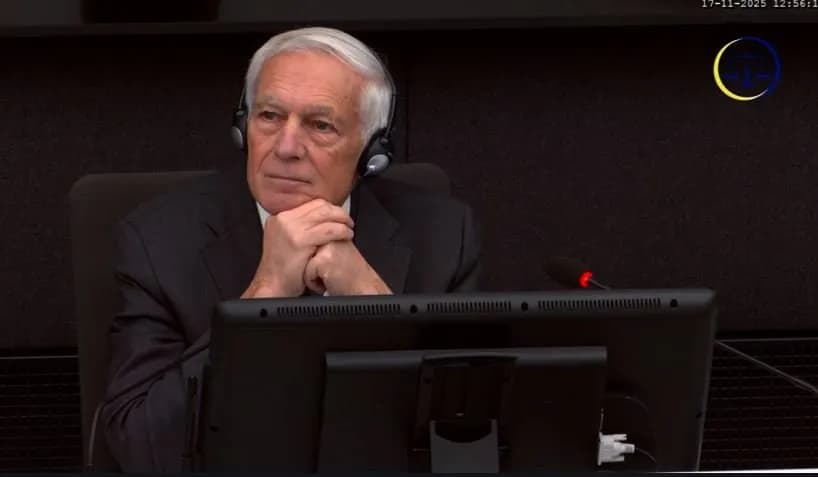 Wesley Clark futet në sallë, nis dëshminë e tij në Hagë