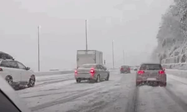 Zona të Kroacisë mbulohen nga bora, veturat ngecin rrugëve