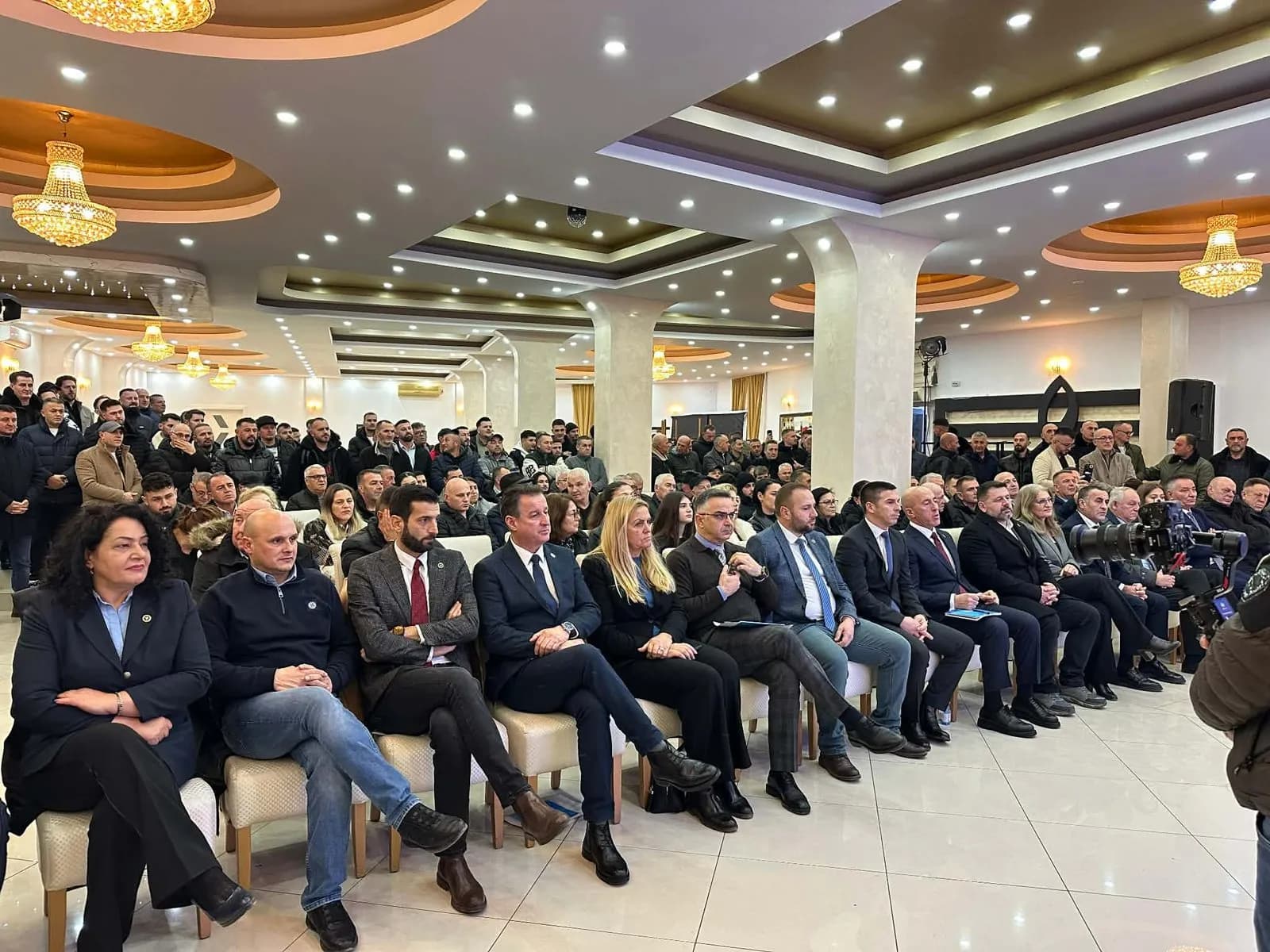 Adil Maloku zhvillon takime me banorët e fshatrave të Pejës e Junikut, konfirmohet mbështetja ndaj AAK-së e 108-shit