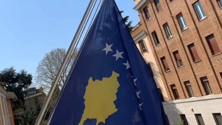 Ambasada e Kosovës në Paris do t’i ndërpres shërbimet konsullore për mbi 2 javë, del me njoftim