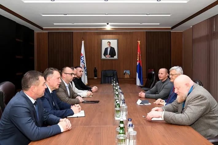 Ambasadori Hizlan takon kryetarët e zgjedhur të komunave veriore