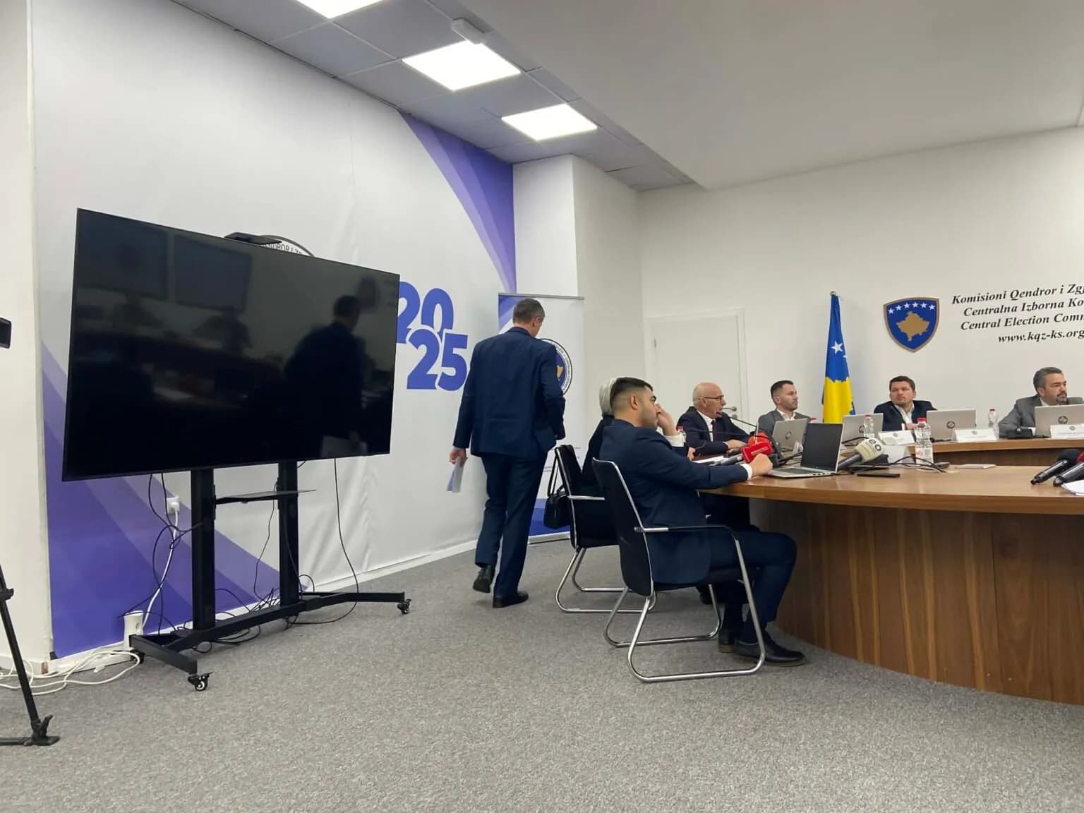 Anëtari boshnjak në KQZ, Almir Saiti largohet nga mbledhja: Kandidimi i motrës së Donika Kadajt me koalicionin Vakat, uzurpon vendet e boshnjakëve