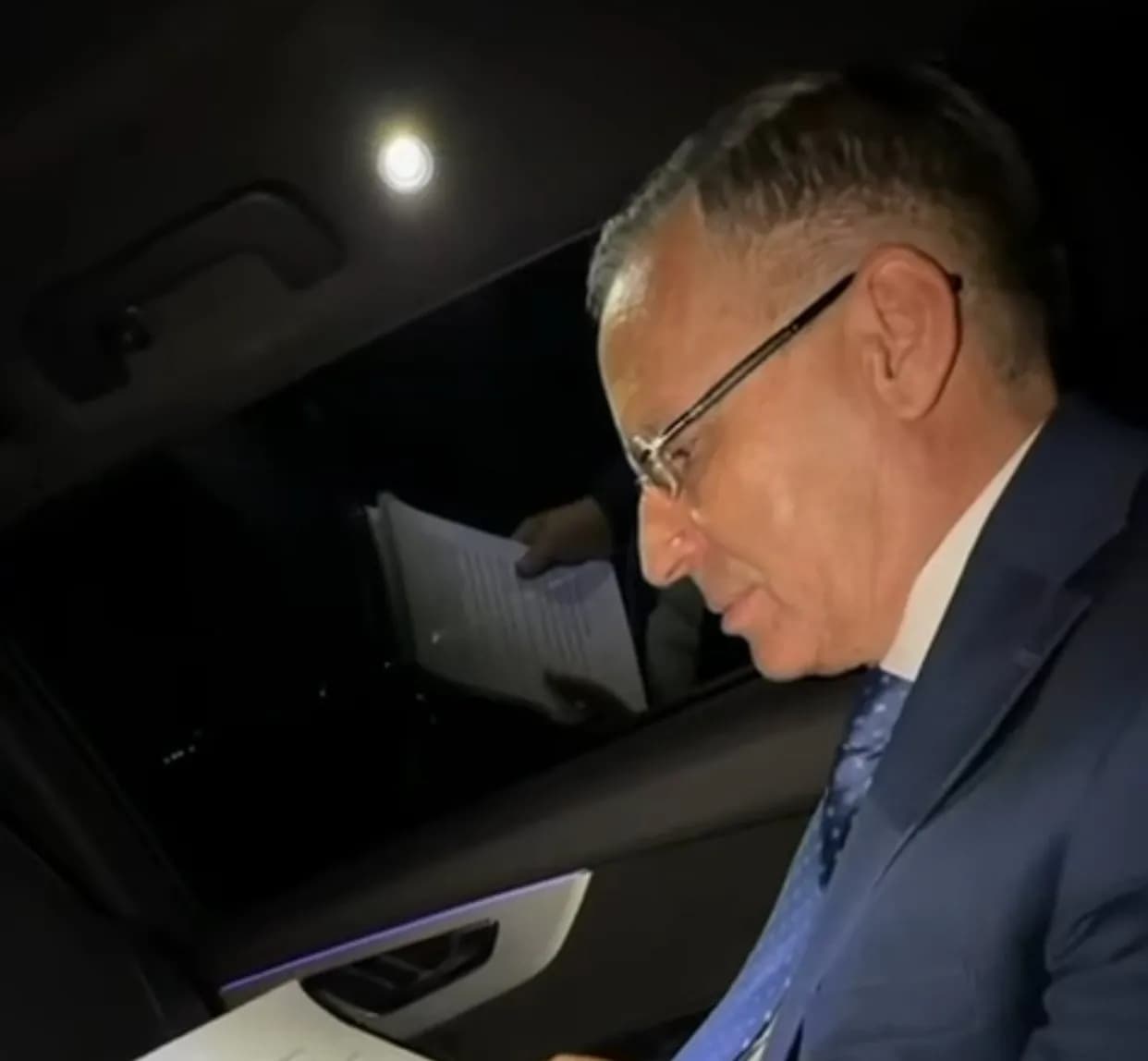 Bedri Hamza publikon video nga vetura duke shkuar në Prizren për hapjen e fushatës së PDK-së
