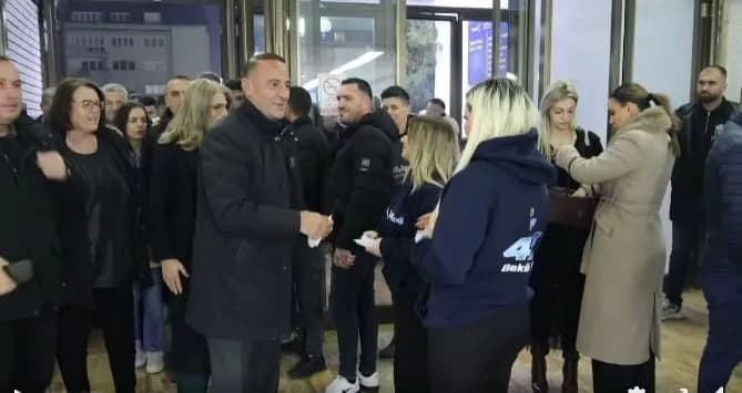 Daut Haradinaj ndan pamje nga tubimi madhështor i AAK-së në Prishtinë