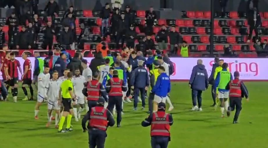 Dhunë në stadiumin e Vlorës, tifozët godasin arbitrin