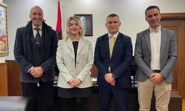 Dumani i SPAK-ut që luftoi krimin e korrupsionin në Shqipëri, vjen në Kosovë – britanikët konfirmojnë angazhimin e tij