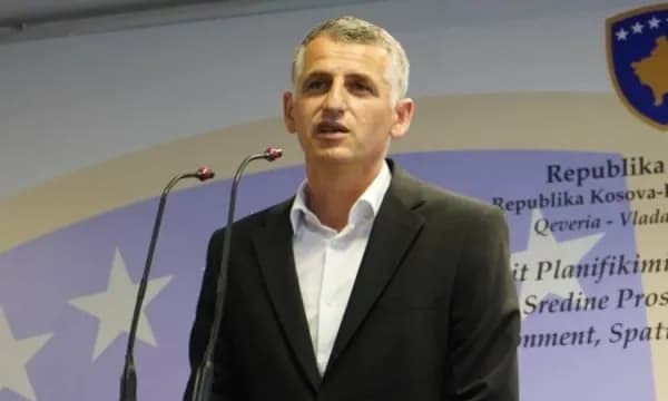 Durmishi thotë se Ministria do t’i mbyllë brenda javës të gjitha gropat nëpër rrugët që janë kompetencë e saj