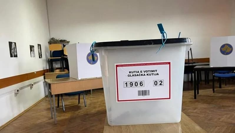 Dyshohet se fotografoi votë, shoqërohet në Polici një person