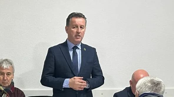 Edhe Raushiqi në përkrahje të Arbër Tolajt, banorët mblidhen për t’ia konfirmuar përkrahjen: Frymë që s’ndalet lehtë