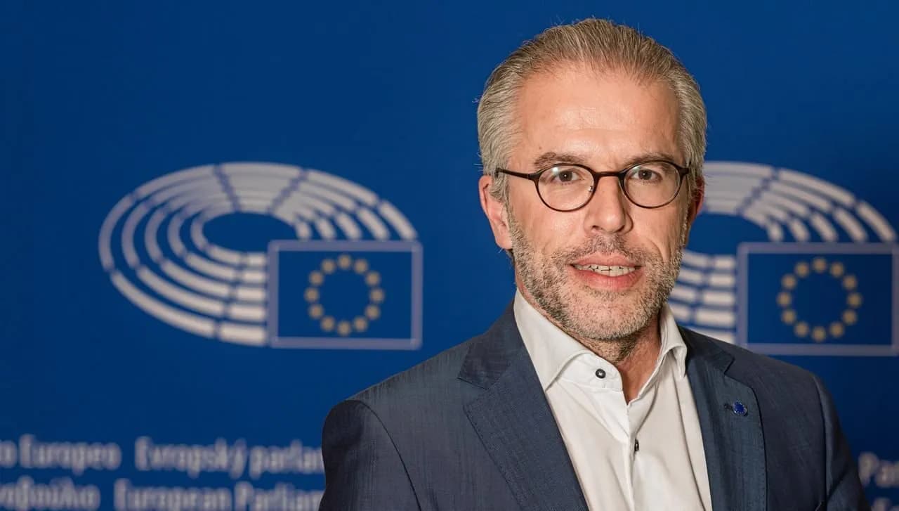 Eurodeputeti holandez pas heqjes së masave ndaj Kosovës: Të procedohet aplikimi për vend kandidat