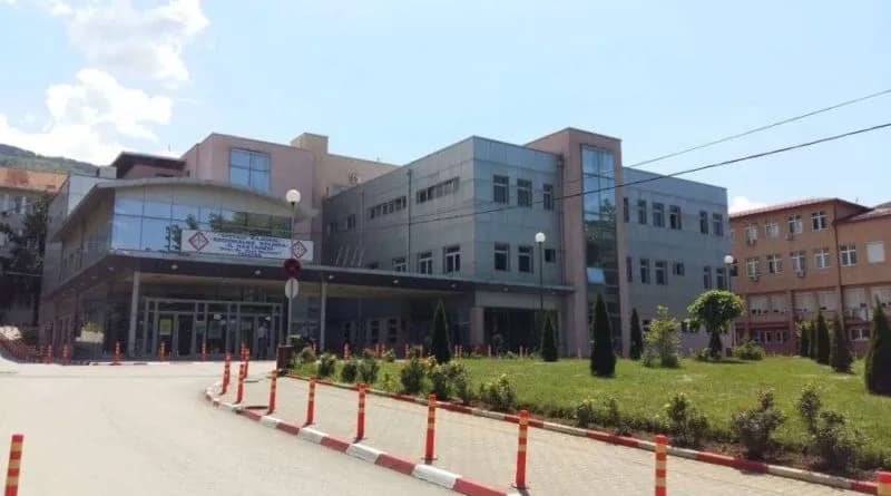 Flasin nga Spitali: Kjo është gjendja e 19-vjeçarit që u ther me thikë nga një 13-vjeçar në Prizren