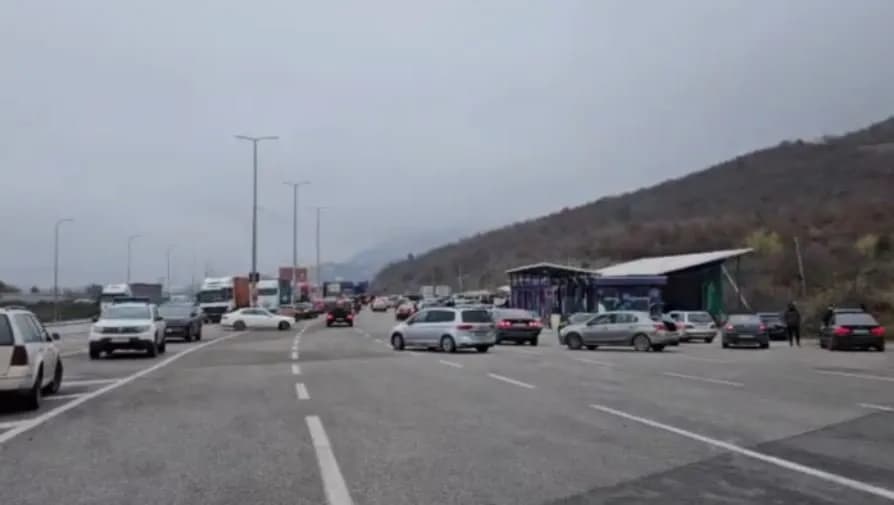 Fluks i lartë automjetesh edhe në kufirin Shqipëri-Kosovë
