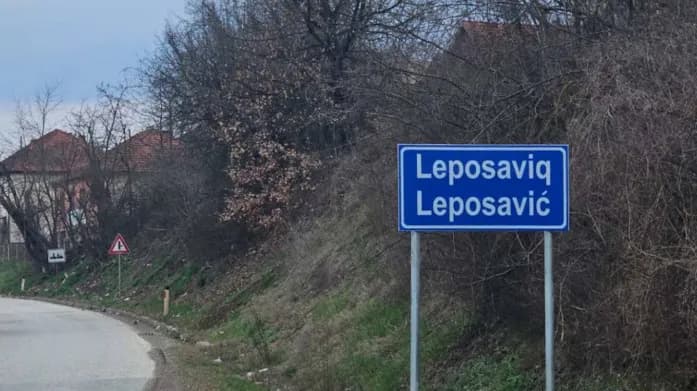 Gjenden tri armë, fishekë e dylbi në një shtëpi të pabanuar në Leposaviq