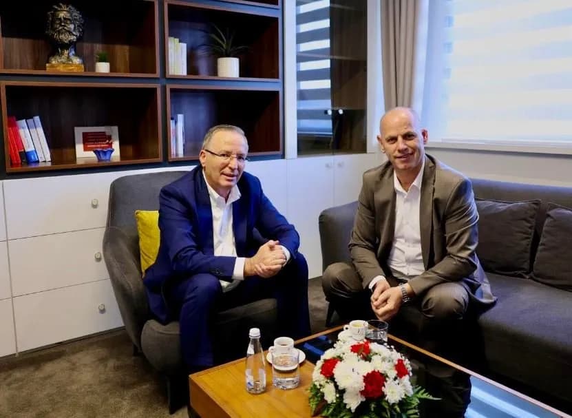 Hamza pret në zyrën e tij Lladrovcin: U pajtuam për ta maksimizuar votën e qytetarëve në Drenas