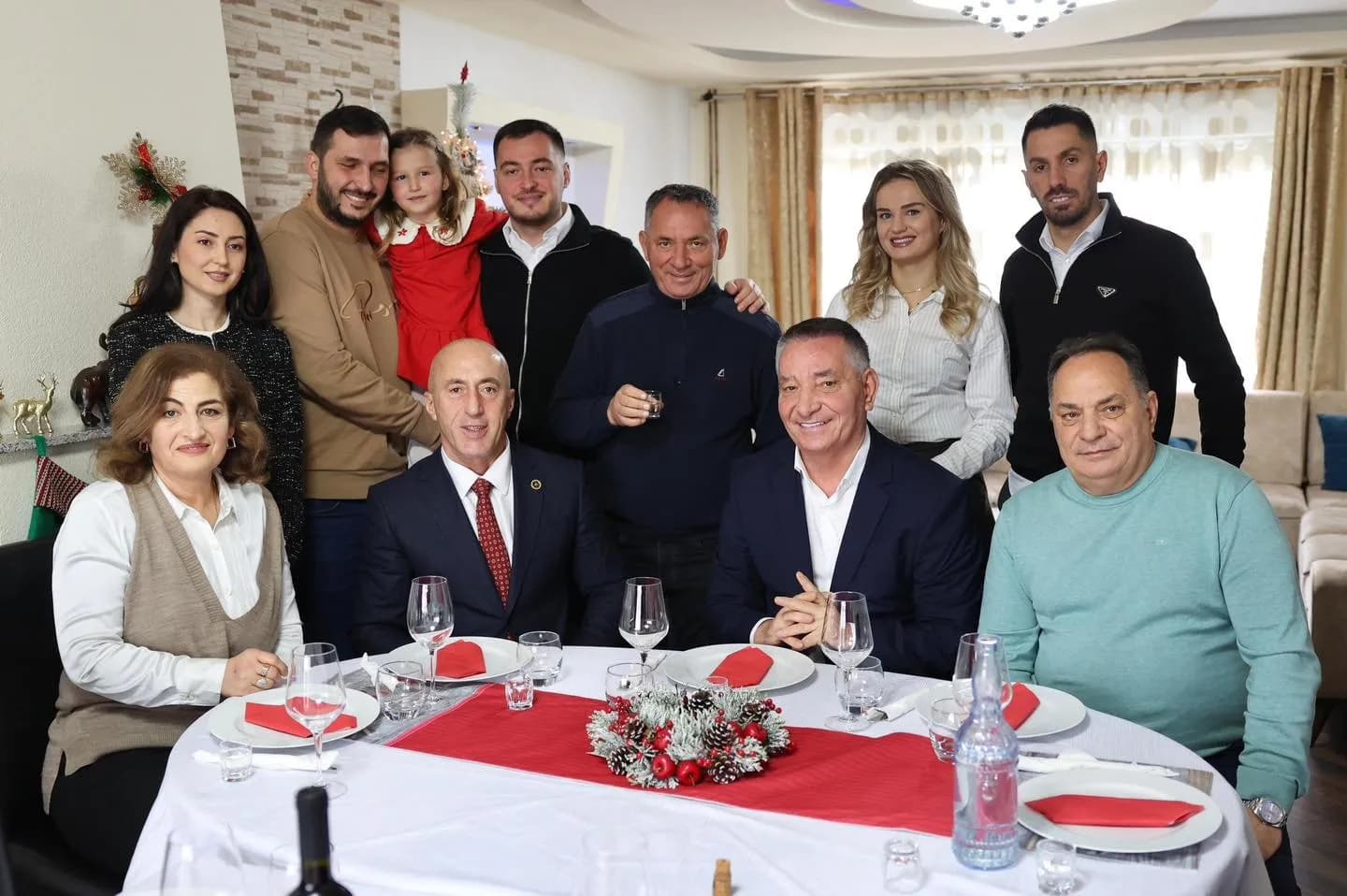 Haradinaj shkon në familjen e Pal Lekajt për Krishtlindje: Në këtë ditë, kujtojm vlerat e dashurisë, paqes dhe unitetit mes nesh