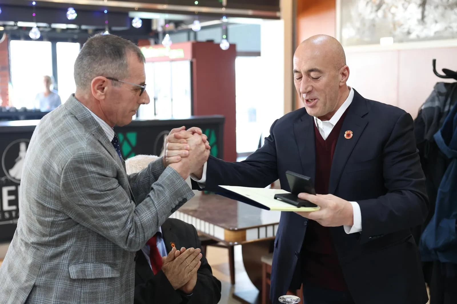 Haradinaj viziton Ali Buzhalën në përvjetorin e ndarjes nga jeta të vajzës së tij