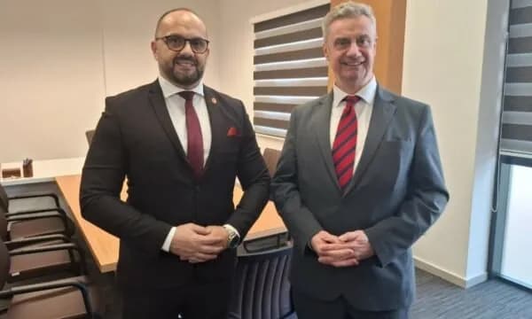 Hargreaves takon kryetarët e Mitrovicës së Veriut dhe Zveçanit