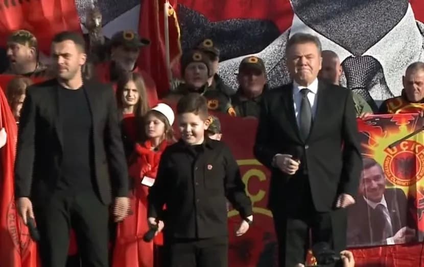 Ilir Shaqiri interpreton “Jam Shqiptar” me djalin dhe nipin në protestën në Shkup