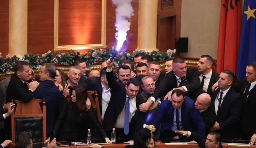Kaosi në Kuvend javën e kaluar, përjashtohen për 30 ditë gjashtë deputetë të PD-së