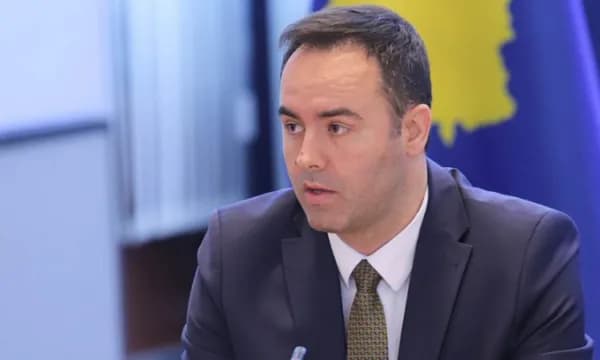 Konjufca pyetet për gjuhën e Sami Kurteshit, e përçmon atë: Lleo, mos e ul nivelin e debatit