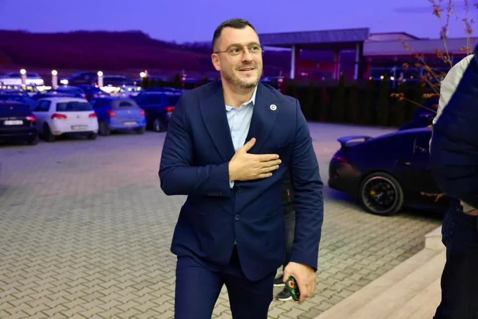 Krasniqi i AAK-së vjen me thirrje: Kthehuni në Aleancë, ka në themel të saj familjen, shtetin e besimin në Zot