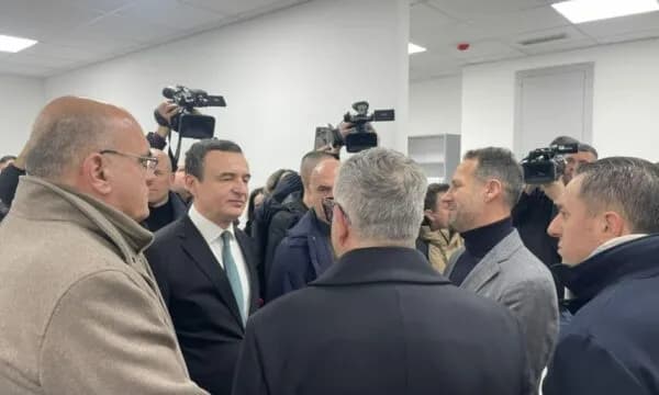 Kurti në QKUK nuk pranon “pyetje politike” në ngjarje