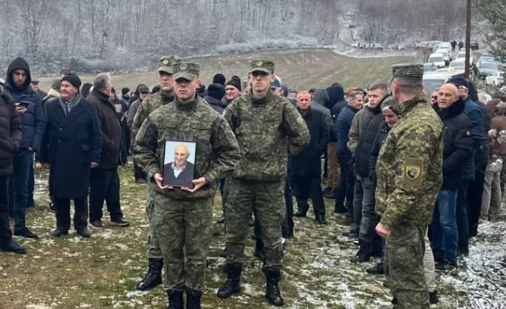 Me mungesë të djalit, varroset babai i Salih Mustafës