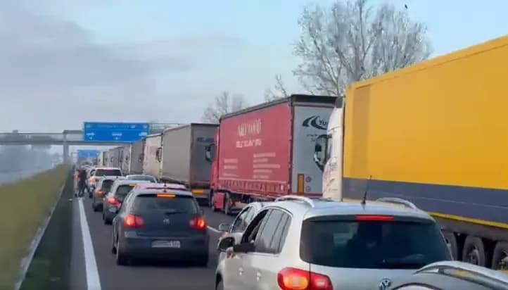 Mërgimtarët nisen drejt vendlindjes, kolonat deri në 11 kilometra në kufirin Hungari – Serbi