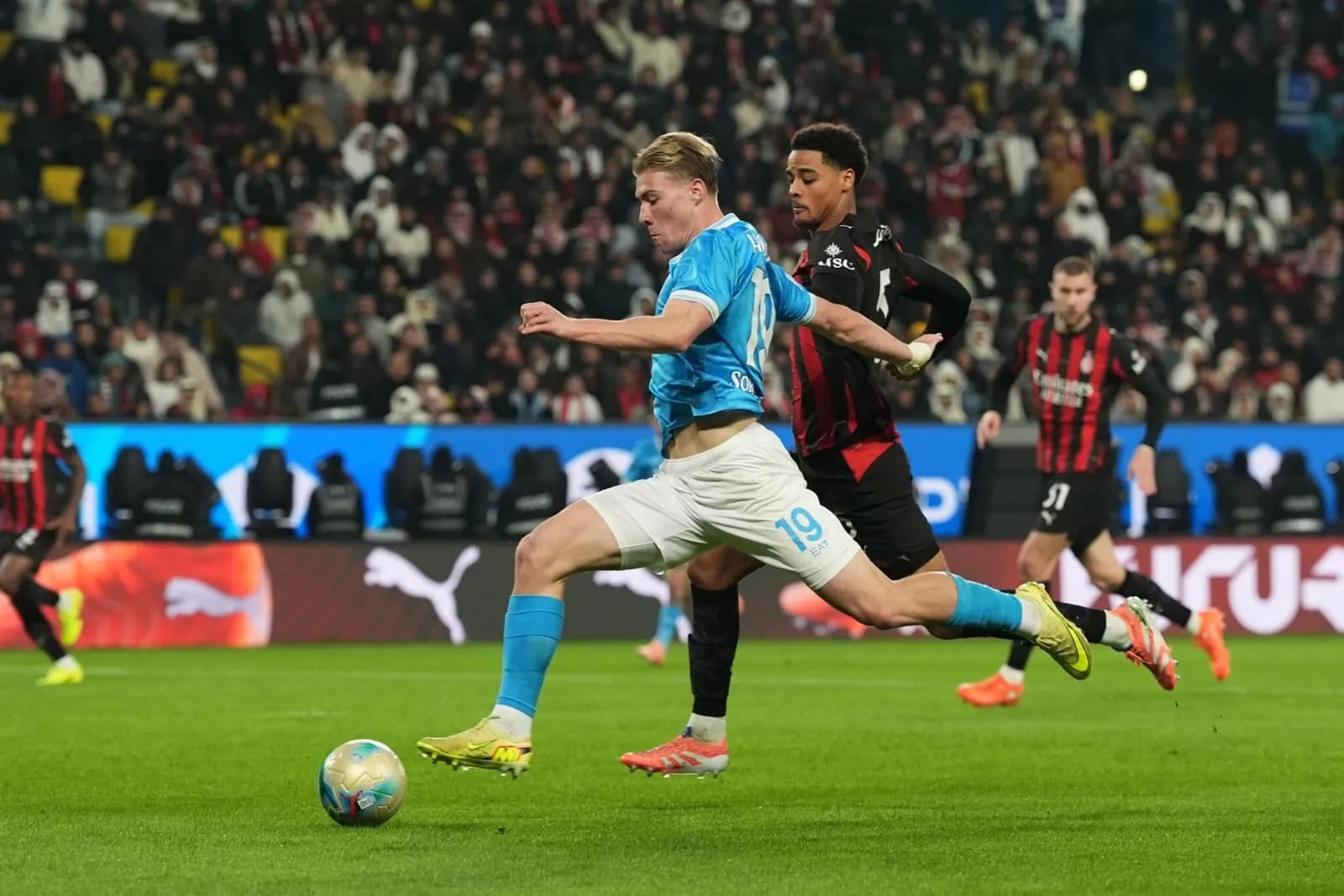 Napoli dominon Milanin dhe prek finalen e Superkupës së Italisë
