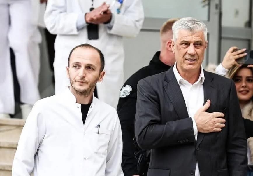 “Nuk i kam tregu askujt që po vjen Thaçi”, mjeku që e shoqëroi deri te shkallët tregon se çfarë i tha ish-presidenti Hashim Thaçi