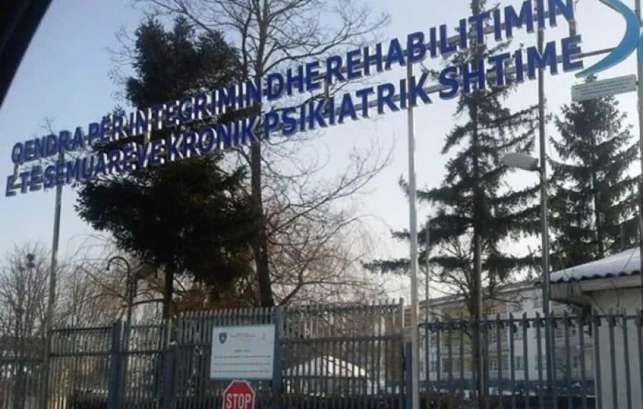 Pacienti largohet nga Enti Special në Shtime – policia nis kërkimet