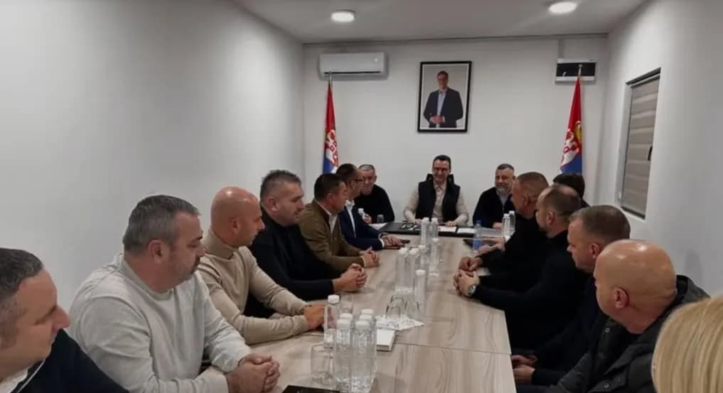 Pak orë pasi rimorën pushtetin ne veri, përfaqësues të Listës Serbe paraqiten nga Rashka në takim me Petkoviqin