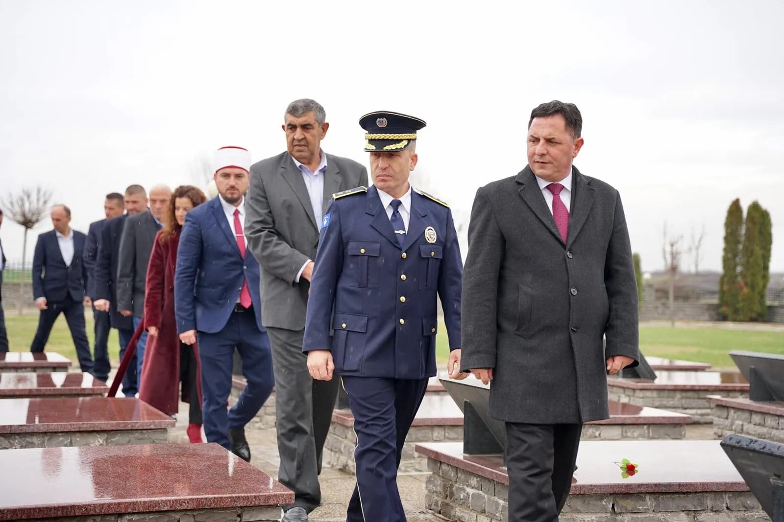 Pas betimit, Ekrem Kastrati shkon të varrezat e dëshmorëve në Malishevë dhe Kleçkë