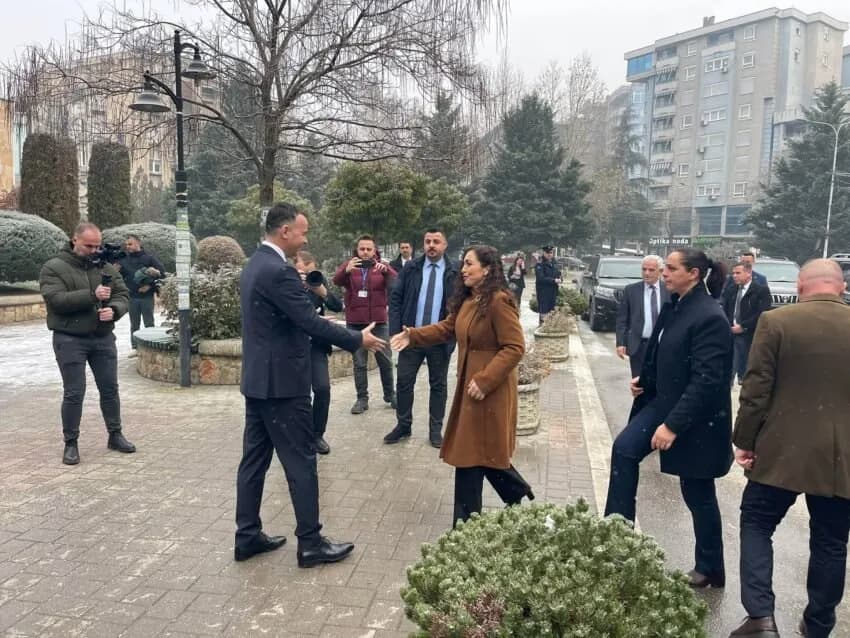Presidentja Vjosa Osmani shkon në Mitrovicë për t’a uruar kryetarin Faton Peci