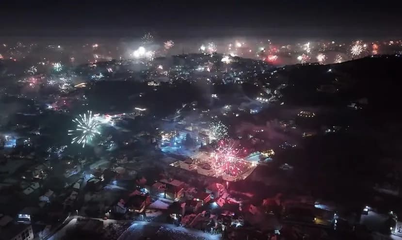 Prishtina feston Vitin e Ri me muzikë, fishekzjarre dhe atmosferë festive
