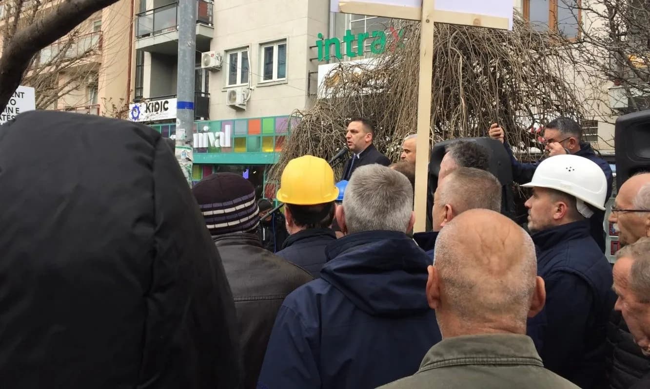 Punëtorët e KEK-ut protestojnë para zyrave të korporatës, kërkojnë rritje pagash