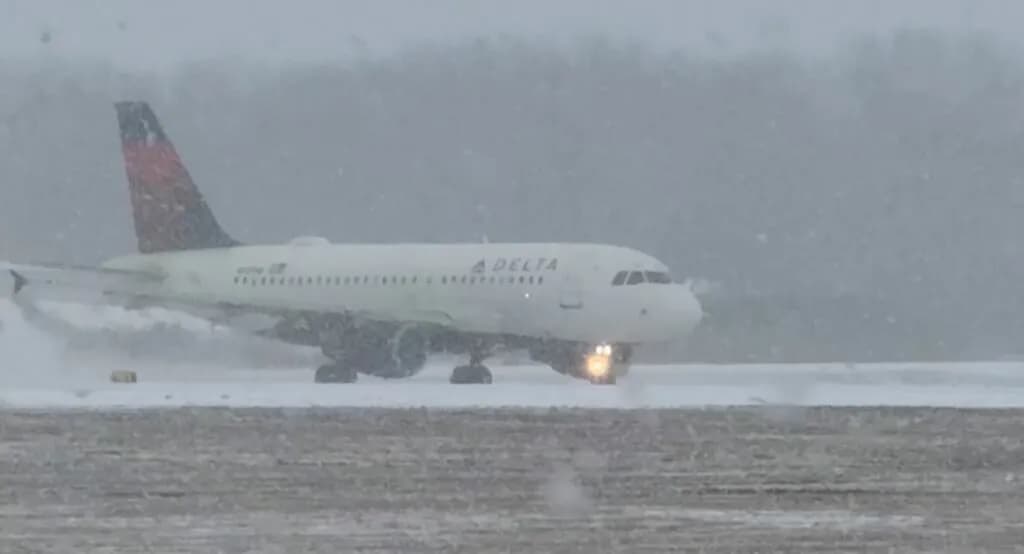 Stuhia e borës përfshin New York-un, shpallet gjendje e jashtëzakonshme – mijëra fluturime anulohen