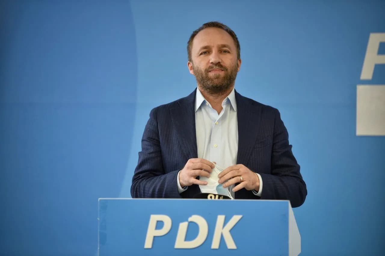 Tahiri me djalin e tij në homazhe për Mujë Krasniqin