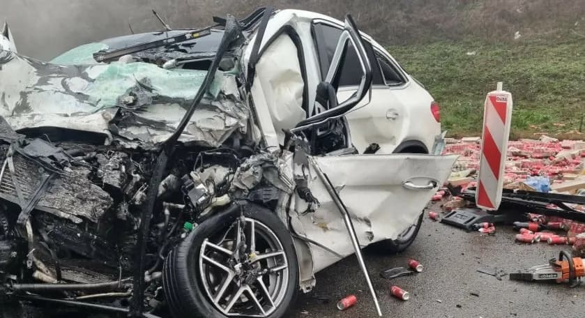 Tragjike: Vdes shoferja e automjetit që u aksidentua me një kamion në autostradën “Ibrahim Rugova”