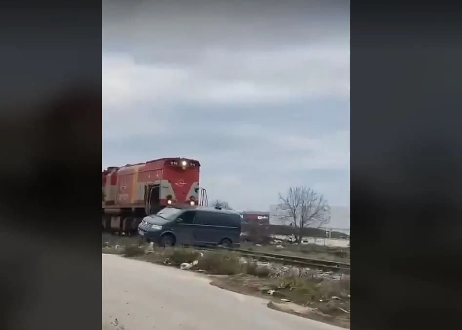 Treni godet një furgon në Prishtinë, policia jep detaje