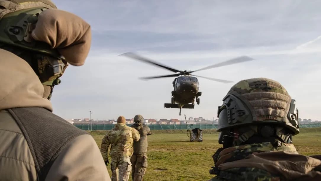 Ushtarët e KFOR-it trajnohen me ngarkesa me litar në Kosovë